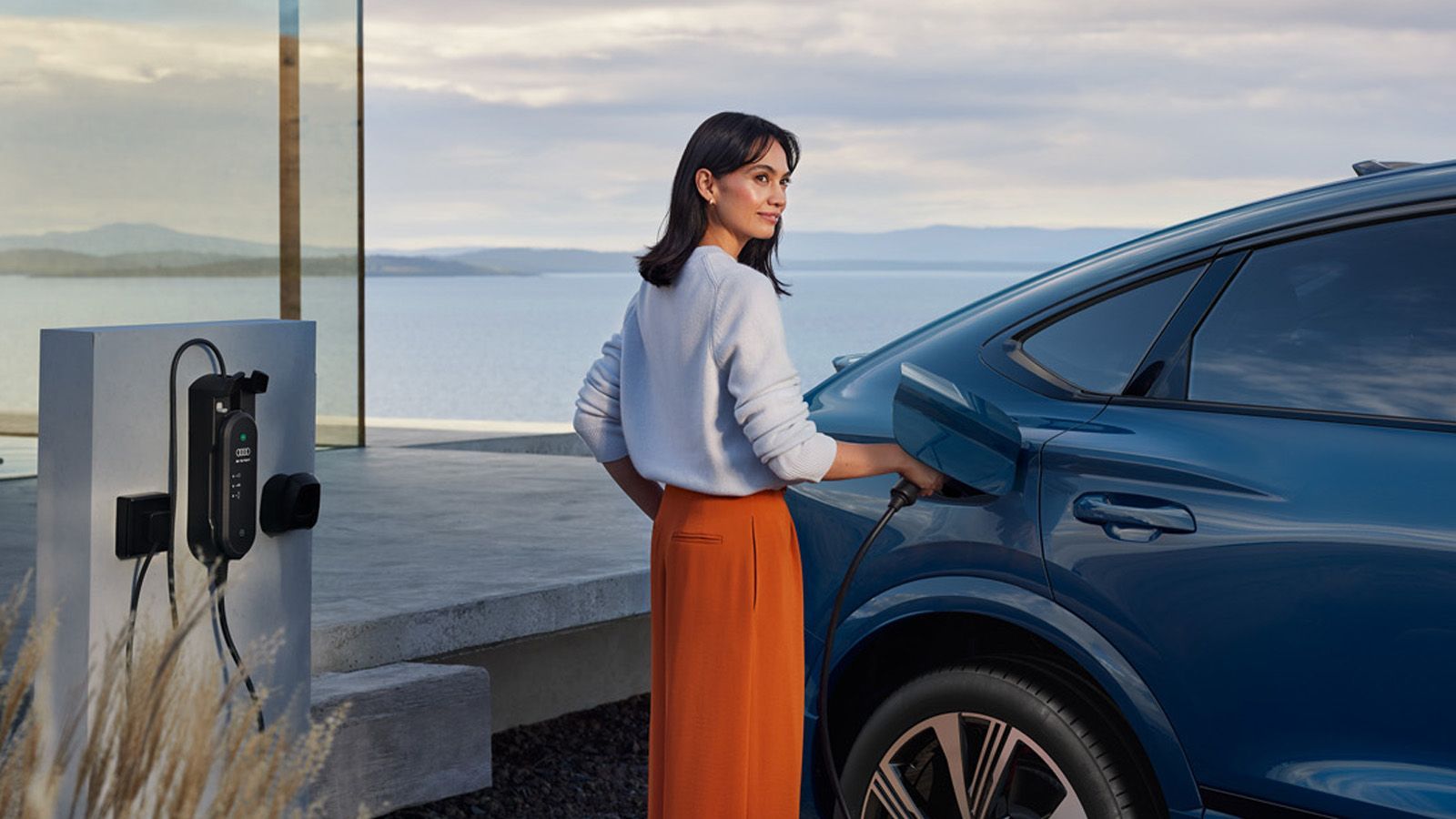 Audi SQ6 Sportback e-tron steht an der Ladestation