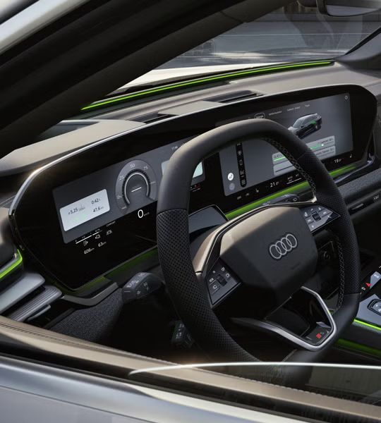 Cockpit und Lenkrad im Audi A6 Avant e-hybrid