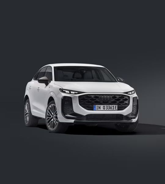 Ein weißer Q3 Sportback e-hybrid steht auf schwarzem Untergrund.	