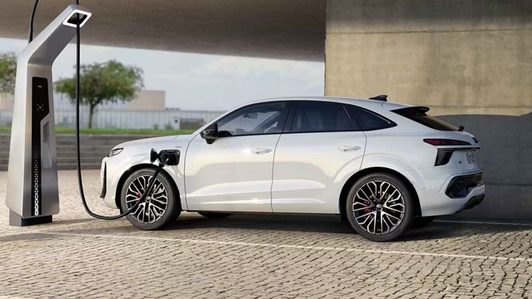 Seitenansicht eines Audi Q3 Sportback e-hybrid beim Laden