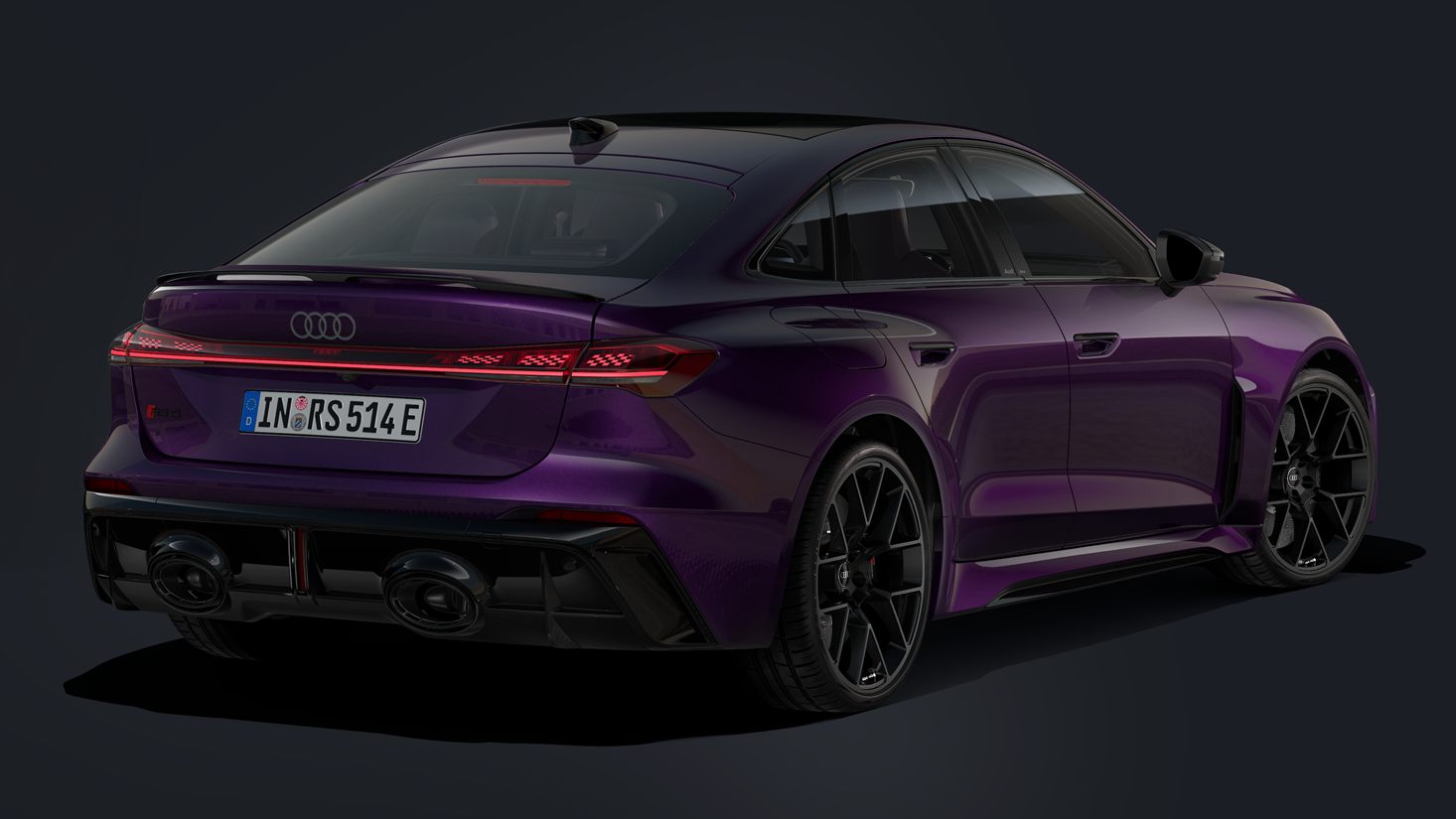 Die RS 5 Limousine schräg von hinten mit Indivuallackierung in Merlin Perleffekt und 21-Zoll-Rändern im 6-Doppelspeichen-Design in Schwarz, daneben eine Ladesäule.