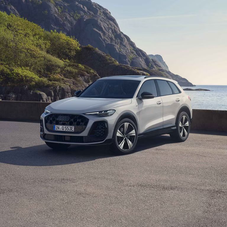 Audi Q5 SUV e-hybrid Seitliche Frontansicht auf einem Parkplatz von einer Bucht