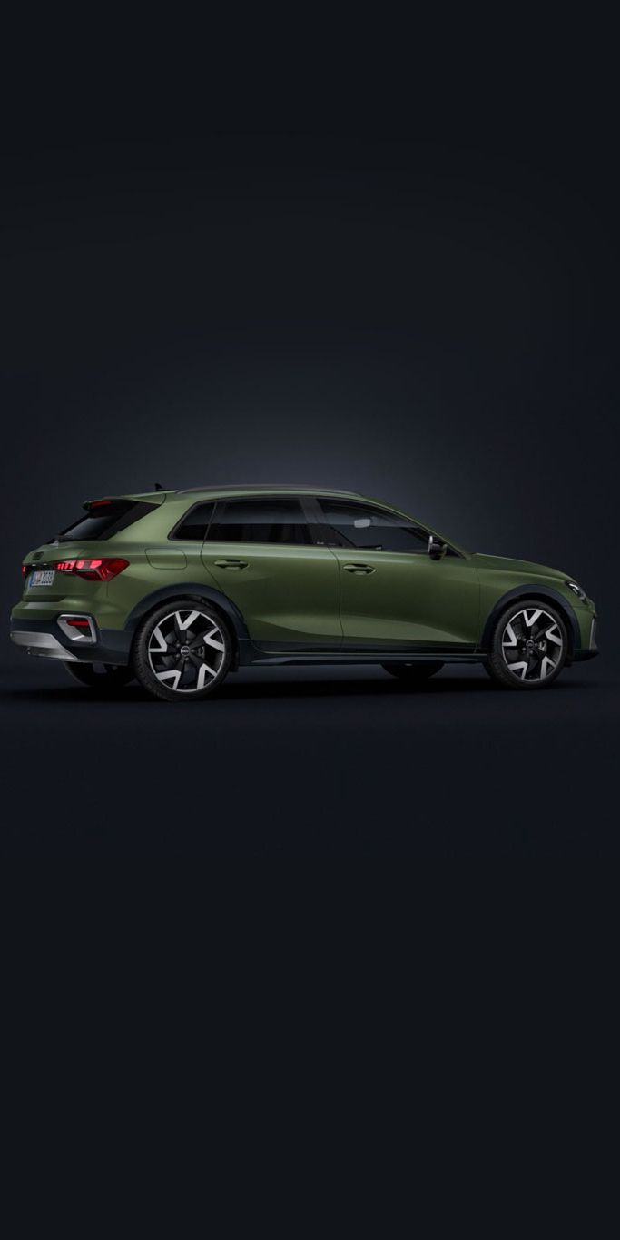 Der Audi A3 allstreet steht auf dunklem Hintergrund. 