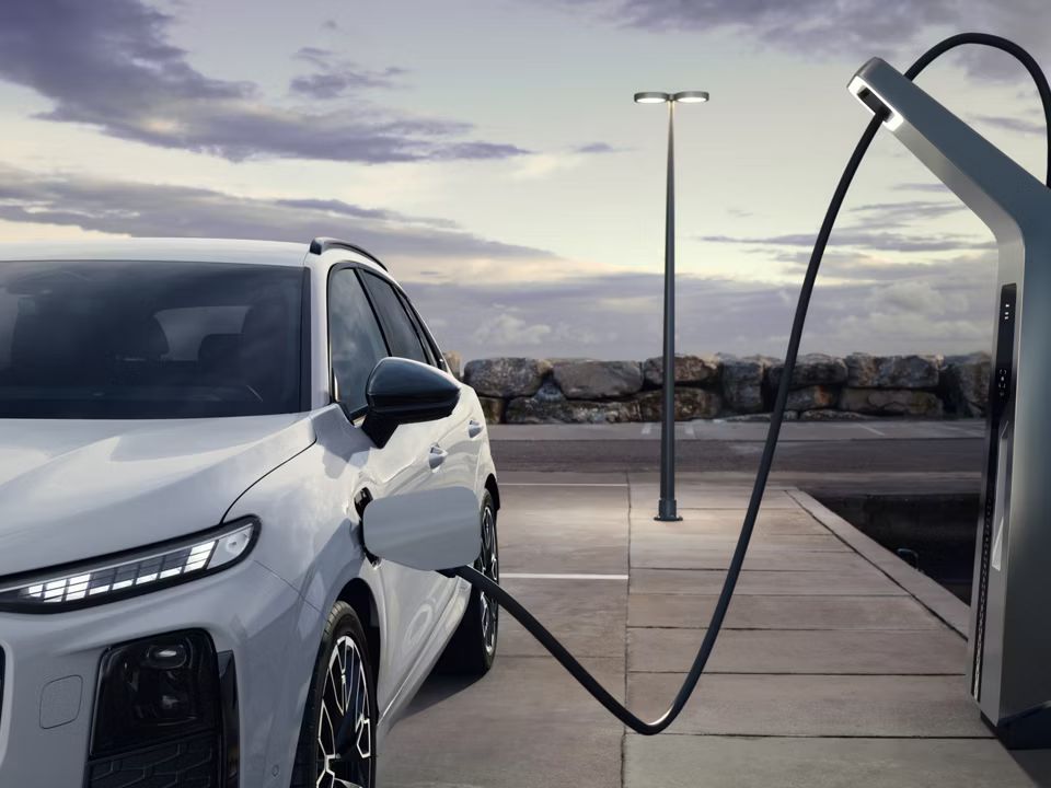 Ein Audi Q3 SUV e-hybrid wird geladen an der Ladesäule.