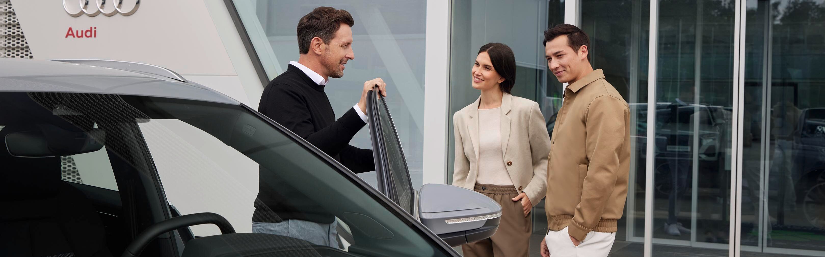 Ein Audi Servicepartner im Kundengespräch