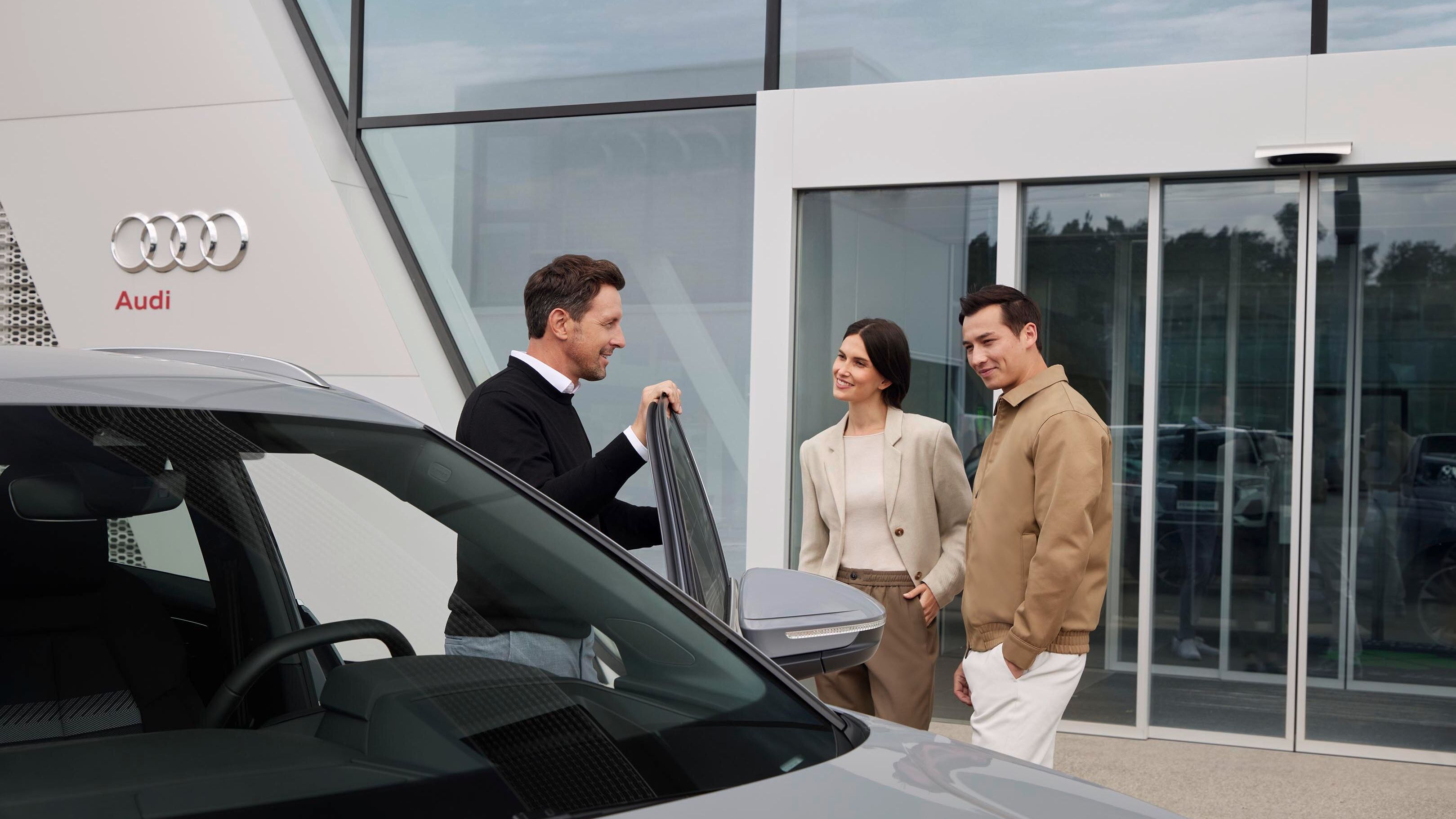 Ein Audi Servicepartner im Kundengespräch