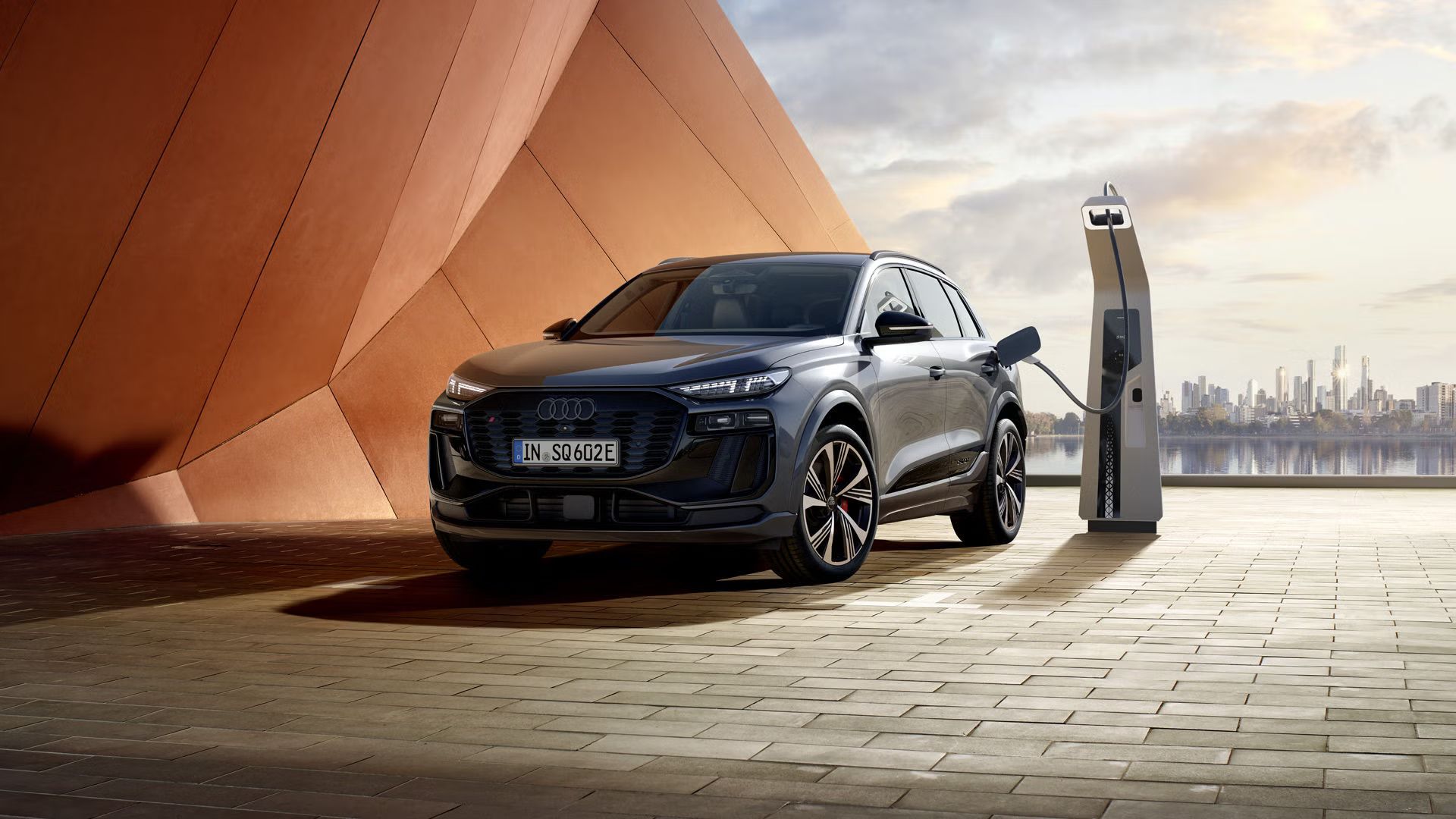Ein Audi SQ6 SUV e-tron lädt an einer Ladesäule
