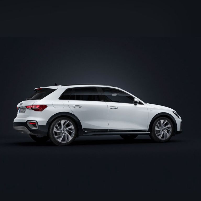 Der Audi A3 allstreet e-hybrid steht auf dunklem Hintergrund. 