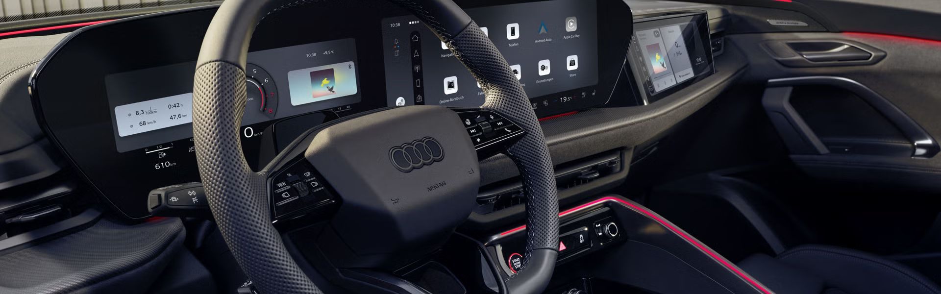 Blick in das Cockpit des SQ5 Sportback durch das Fahrerfenster. Zu sehen sind die verschiedenen Displays im Cockpit, sowie die rote Ambiente Beleuchtung.