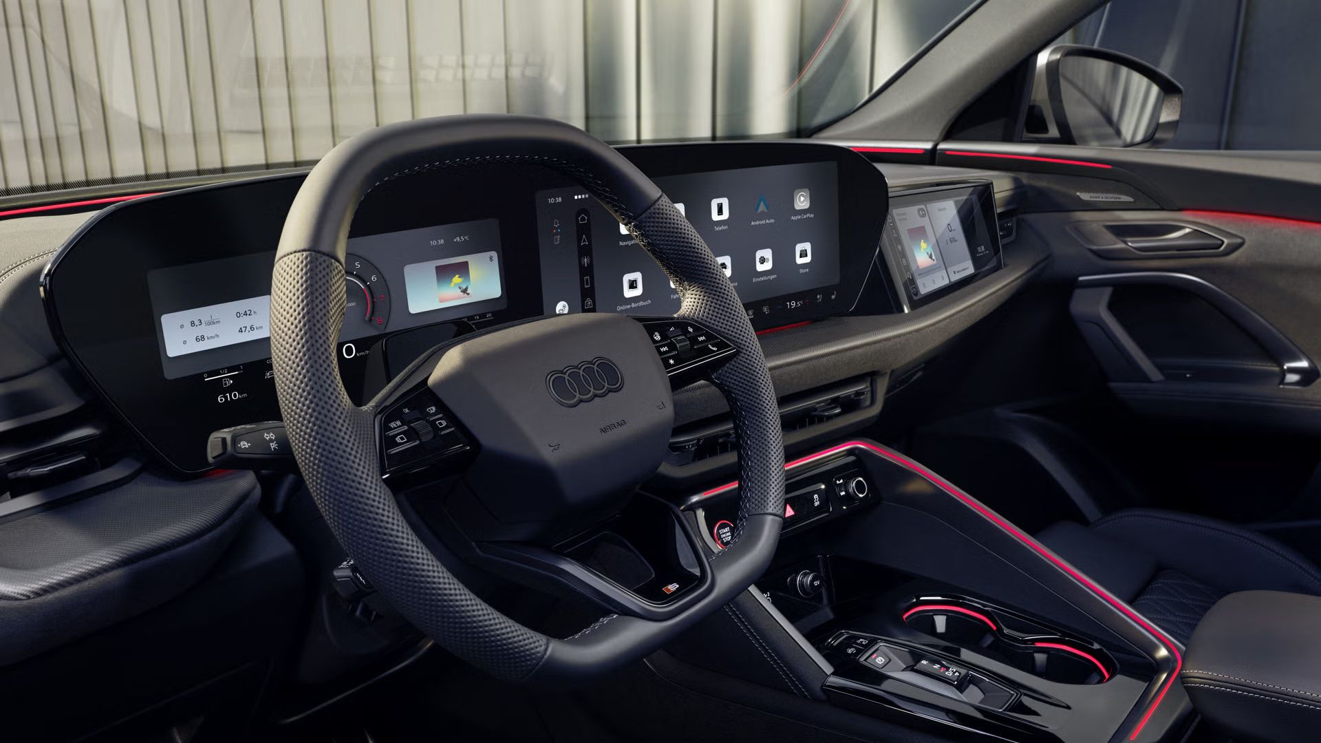 Blick in das Cockpit des SQ5 Sportback durch das Fahrerfenster. Zu sehen sind die verschiedenen Displays im Cockpit, sowie die rote Ambiente Beleuchtung.