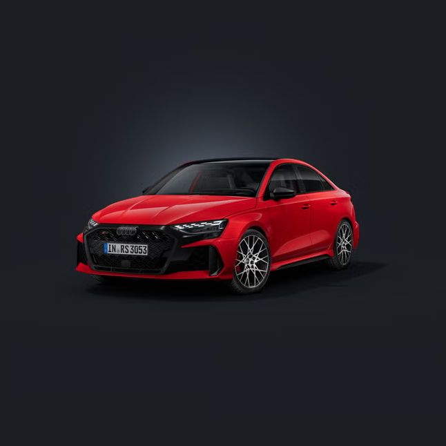 Die Audi RS 3 Limousine schräg von vorn auf dunklem Hintergrund.