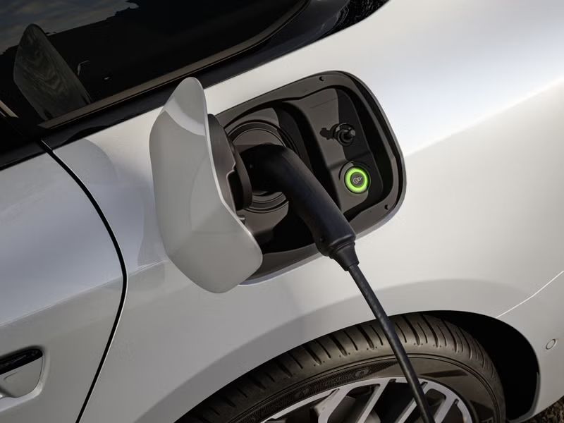 Ein Ladekabel ist an einem Audi angeschlossen