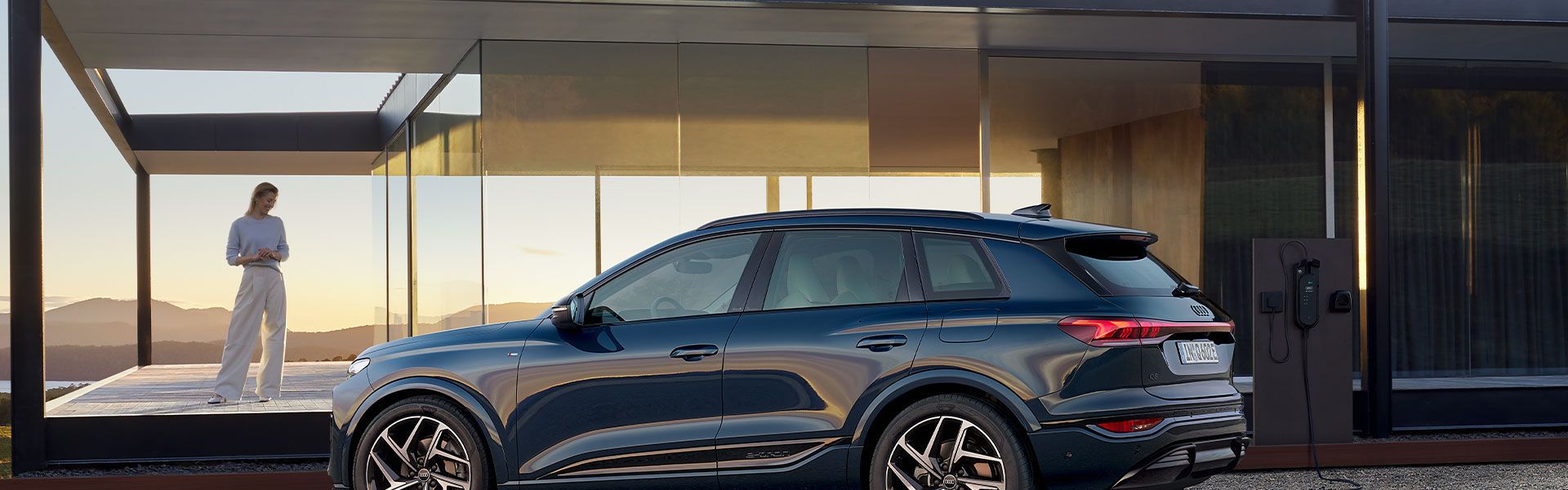 Seitenansicht eines Audi Q6 SUV e-tron