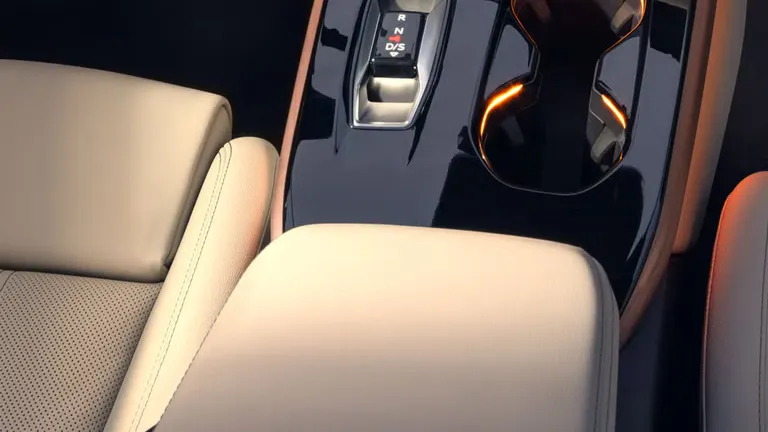 Blick von der Rückbank in das Cockpit der A5 Limousine. Zu sehen sind unter anderem die MMI Displays und das Lichtdesign mit dem Interaktionslicht am unteren Rand der Windschutzscheibe.