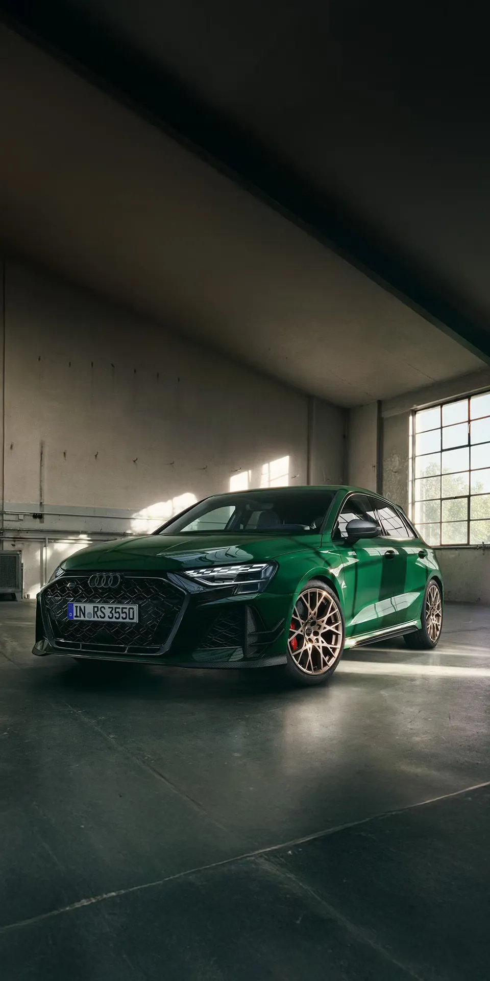 Ein grüner Audi RS 3 Sportback competition limited in einer lichtdurchfluteten Garage.