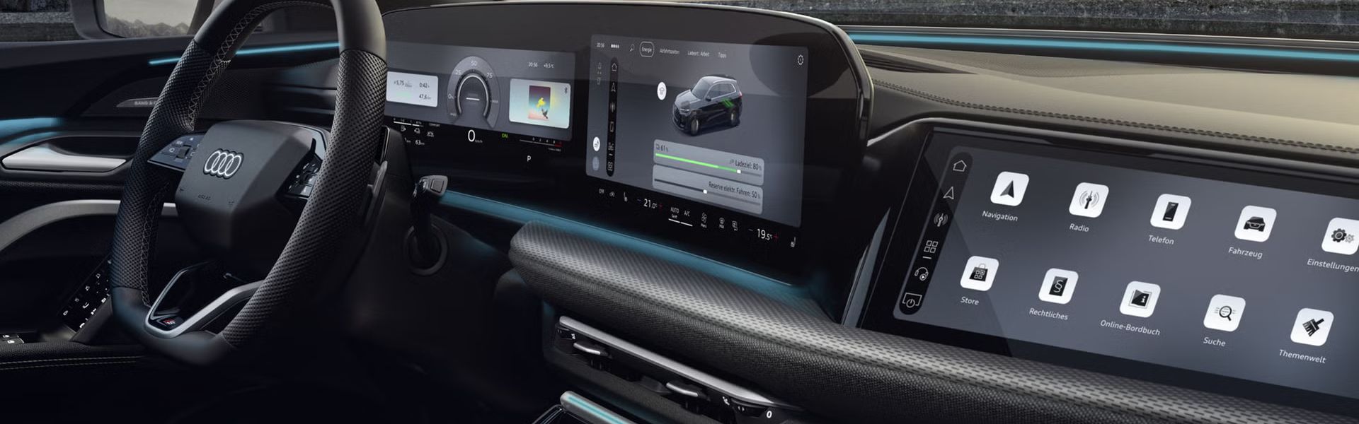 Blick in das Cockpit des Q5 SUV e-hybrid. Zu sehen sind unter anderem das Panoramadisplay und das MMI Beifahrerdisplay, sowie das Interaktionslicht am unteren Rand der Windschutzscheibe.