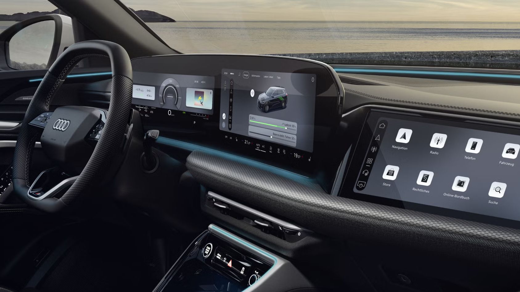 Blick in das Cockpit des Q5 SUV e-hybrid. Zu sehen sind unter anderem das Panoramadisplay und das MMI Beifahrerdisplay, sowie das Interaktionslicht am unteren Rand der Windschutzscheibe.