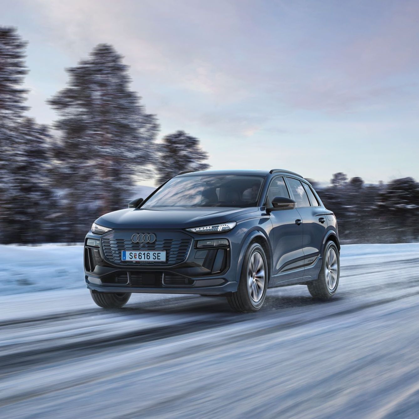 Ein Audi Q6 auf einer winterlichen Straße in voller Fahrt