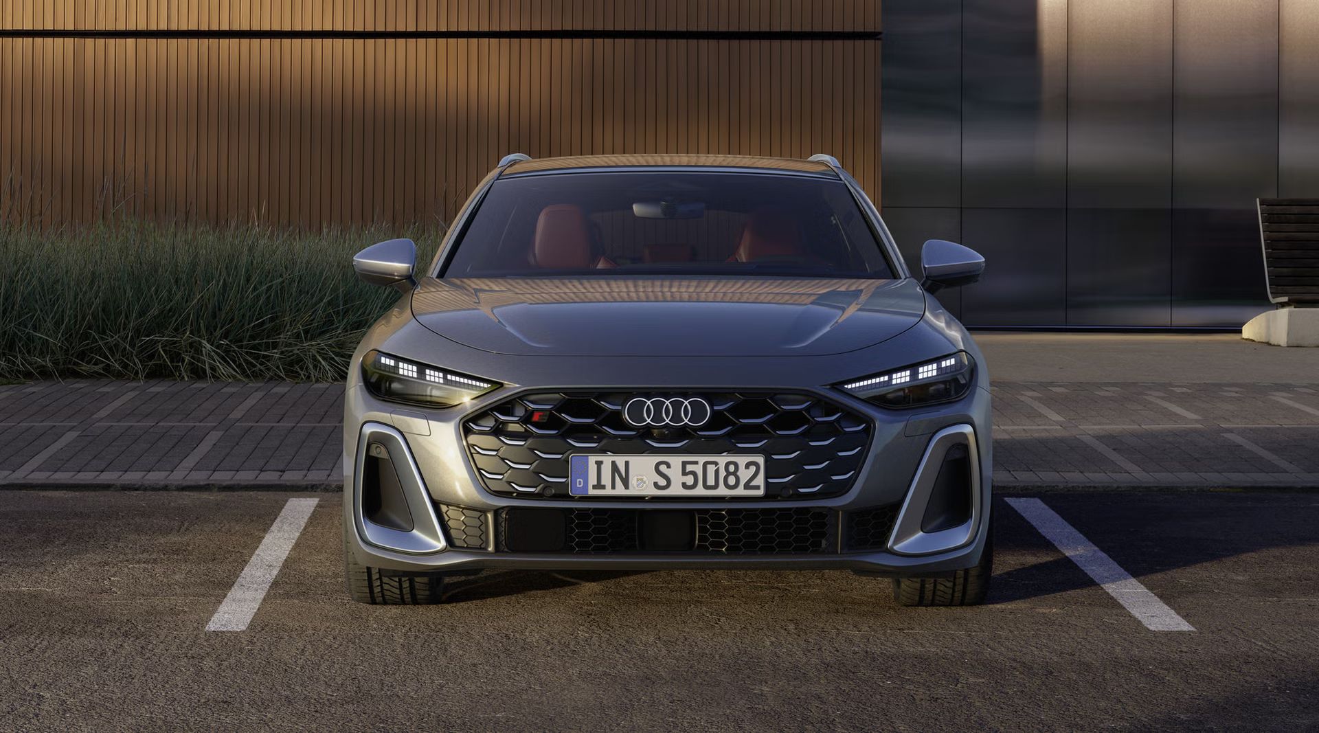 Frontprofil des S5 Avant, welcher auf einem Parkplatz vor einer Gebäudefassade steht.