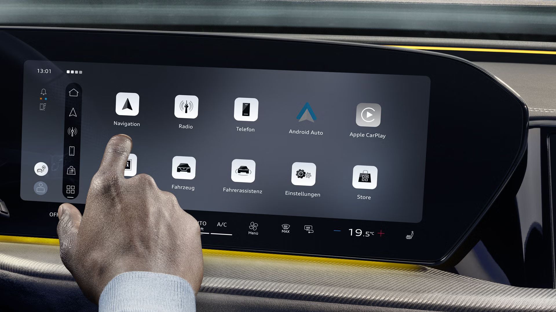 Nahaufnahme des MMI touch-Displays im Q5 Sportback. Ein männlicher Finger zeigt auf das Icon Navigation.