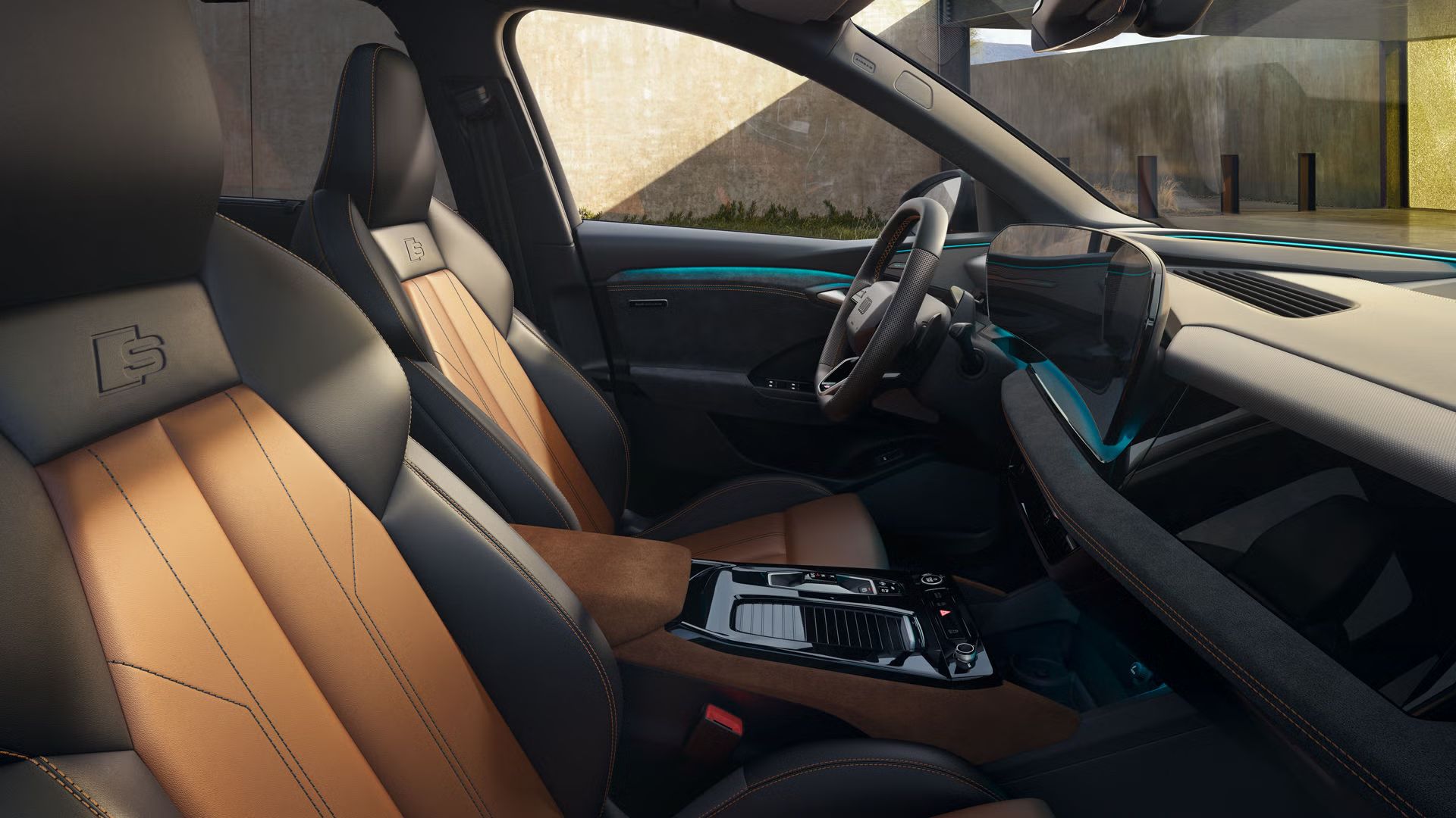 Der vordere Innenraum des Q6 SUV e-tron aus Perspektive des Beifahrerfensters. Das Interieur erscheint in dem Audi Exclusive Designpaket Schwarz/Cognacbraun.