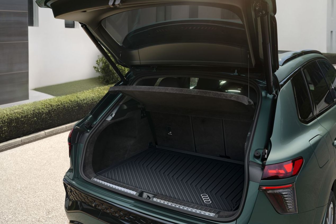 Geöffneter Kofferraum eines parkenden Audi mit darin befindlicher Audi Gepäckraumschale 