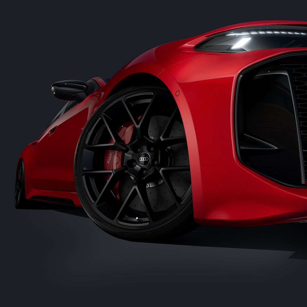 Nahaufnahme von schräg unten auf ein 20-Zoll-RS Rad des RS 5 Avant.