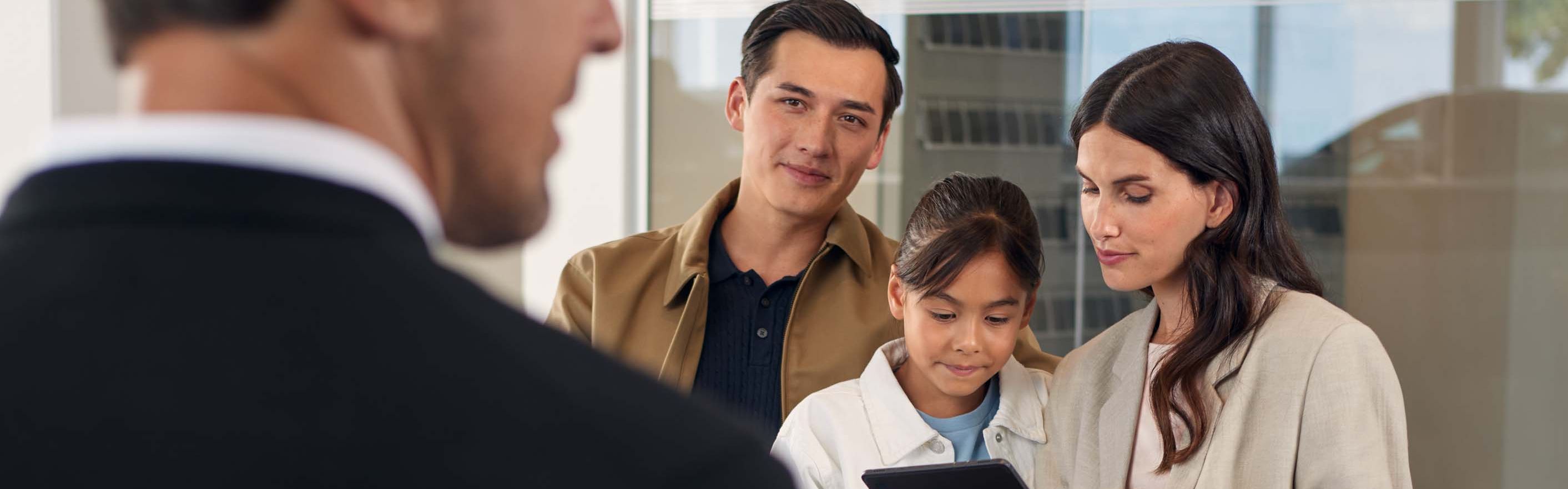 Serviceberater und Kunden im Wartebereich