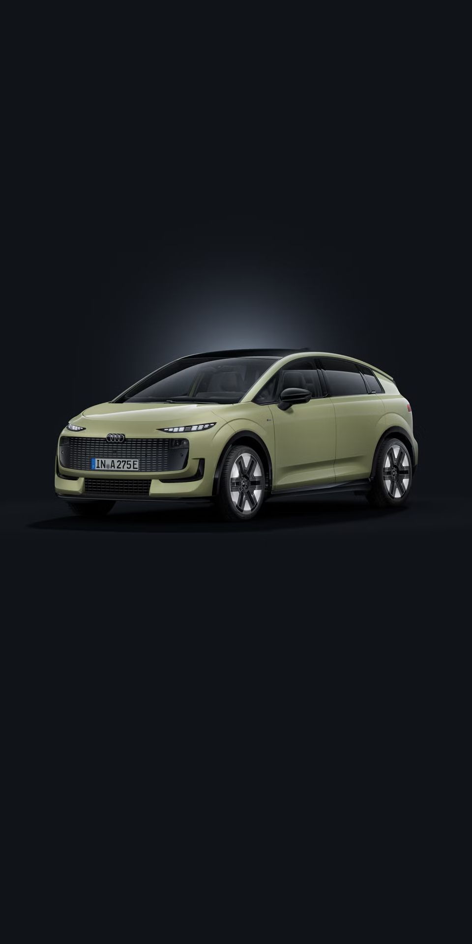 Grüner Audi A2 e-tron von vorne auf dunklem Hintergrund.