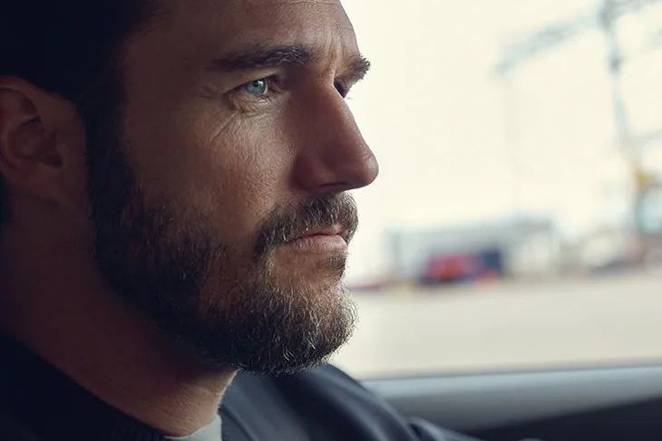 Ein Mann sitzt in seinem Audi Fahrzeug