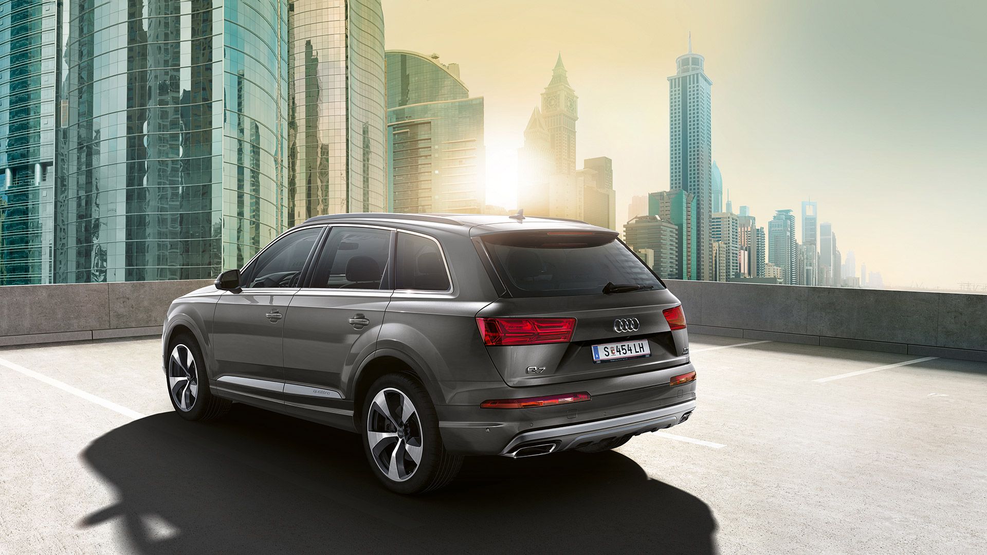 Ein Audi Q7 parkt auf einem Parkdeck