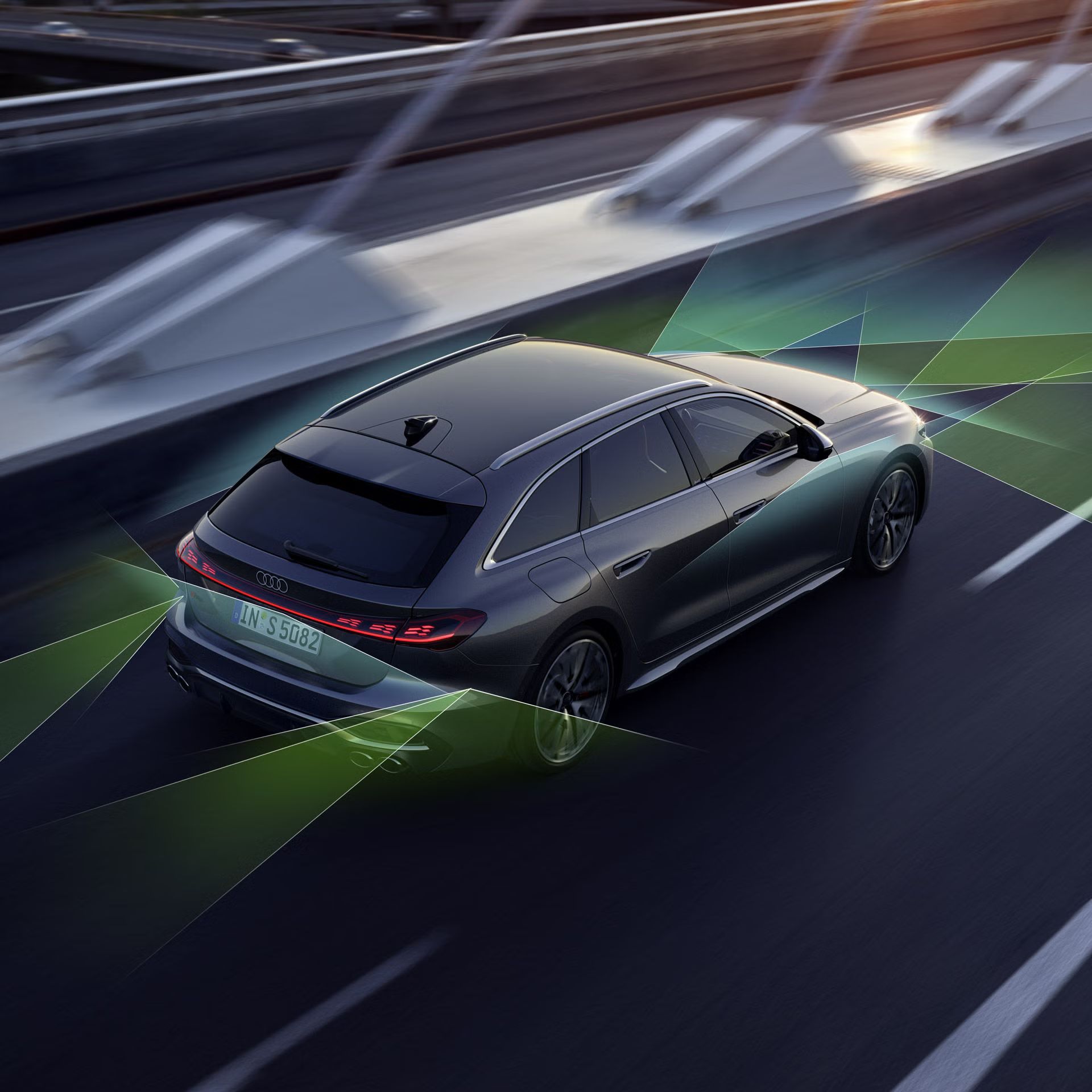 Der S5 Avant von schräg oben. Vom Heck und der Front aus unterteilen grüne und blaue Vektoren die Flächen hinter und vor dem Fahrzeug. 