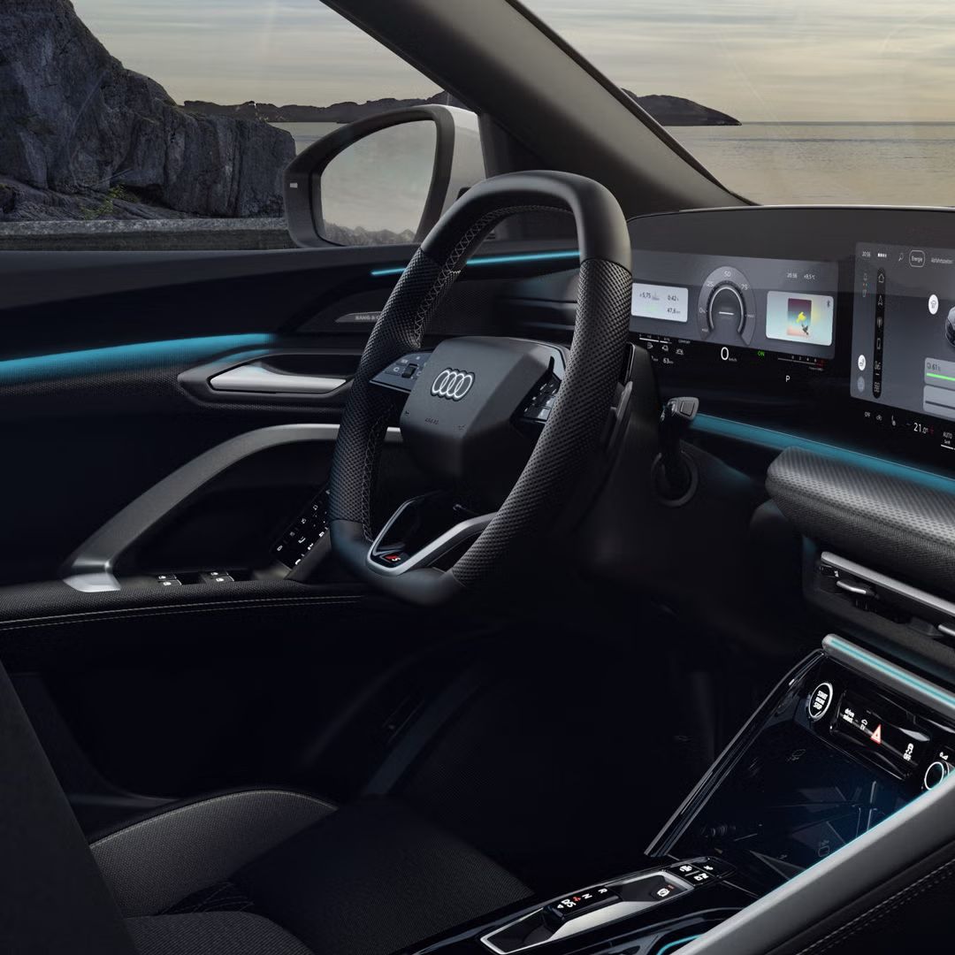 Blick in das Cockpit des Q5 SUV e-hybrid. Zu sehen sind unter anderem das Panoramadisplay und das MMI Beifahrerdisplay, sowie das Interaktionslicht am unteren Rand der Windschutzscheibe.