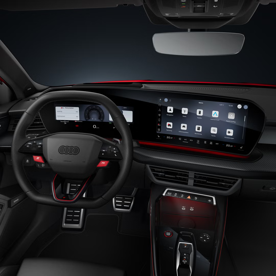 Frontale Sicht auf das Sportkonturlenkrad und das geschwungene Panoramadisplay in der Audi RS 3 Limousine.