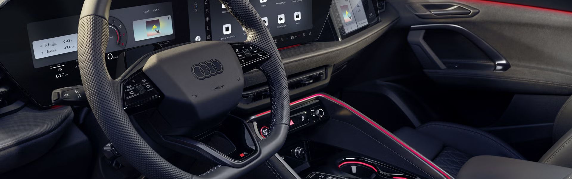 Blick in das Cockpit des SQ5 Sportback durch das Fahrerfenster. Zu sehen sind die verschiedenen Displays im Cockpit, sowie die rote Ambiente Beleuchtung.