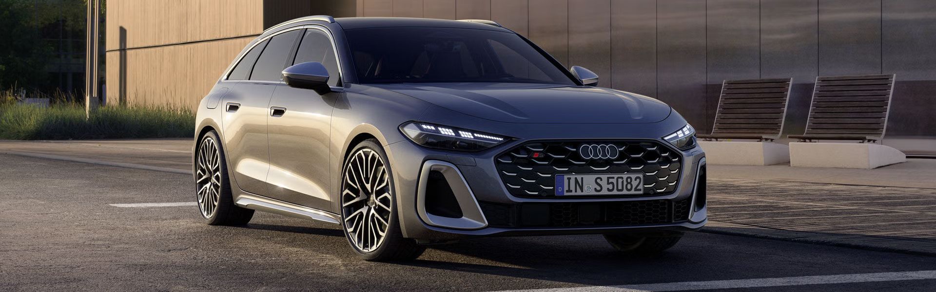 Der S5 Avant steht auf einem Parkplatz vor einem Gebäude, schräg von vorn fotografiert.