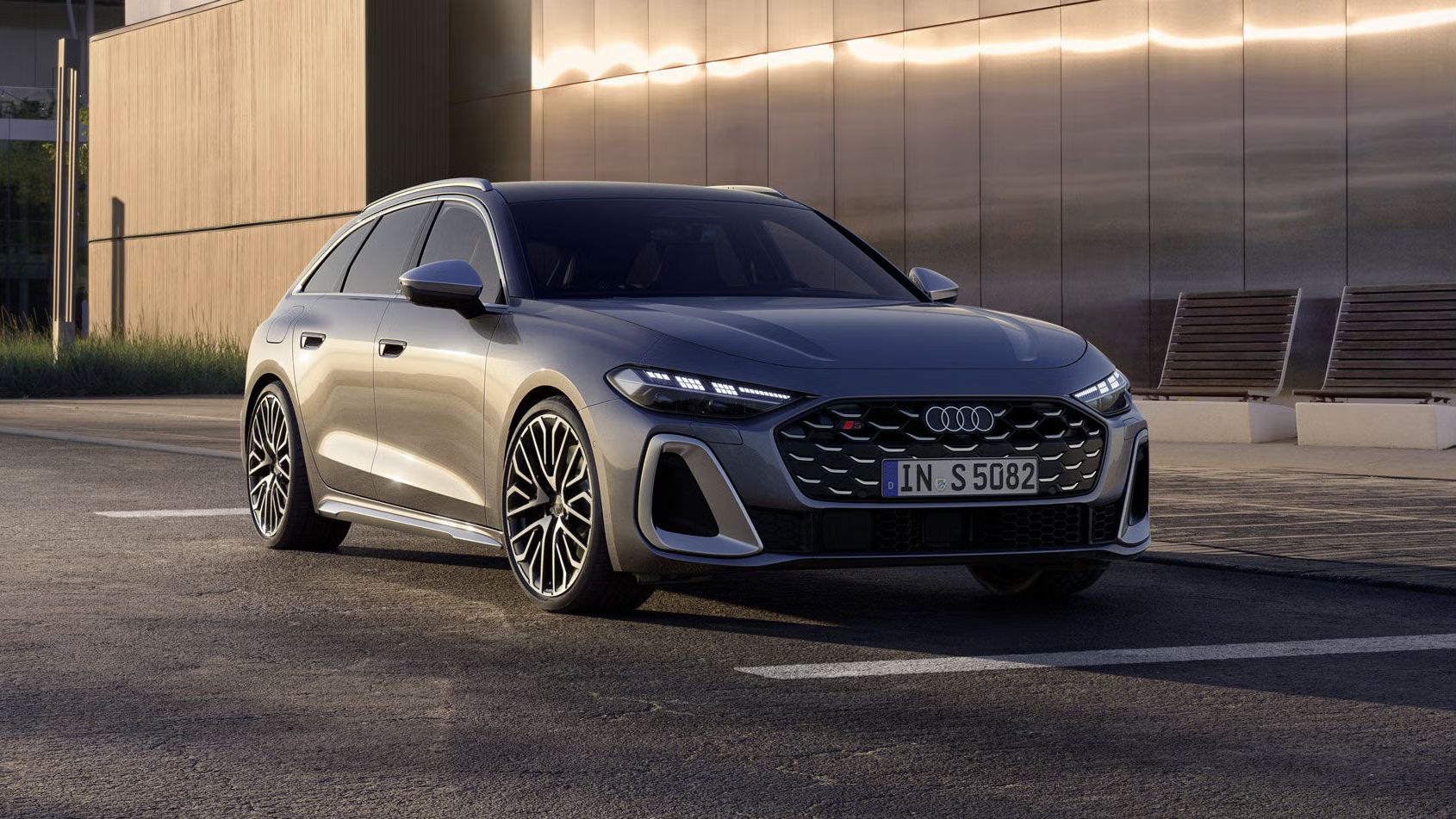 Der S5 Avant steht auf einem Parkplatz vor einem Gebäude, schräg von vorn fotografiert.