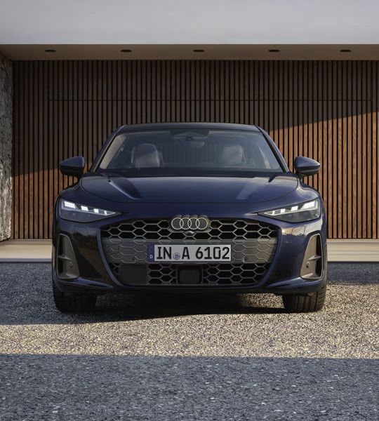 Frontansicht einer blauen Audi A6 Limousine