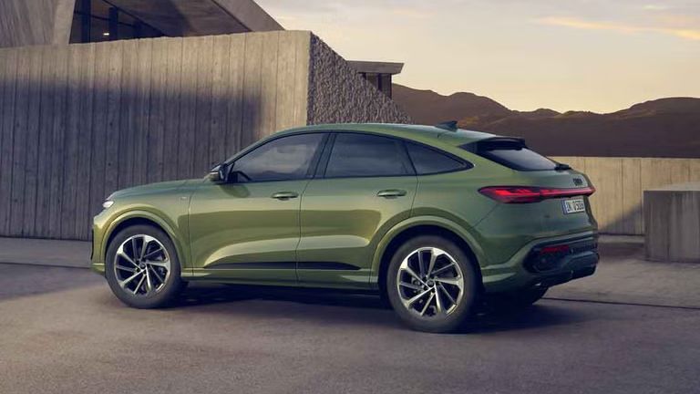 Seitenansicht eines grünen Audi Q5 Sportback