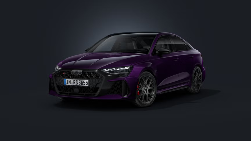 Die Audi RS 3 Limousine mit Indiviuallackierung Merlin Perleffekt auf dunklem Hintergrund.