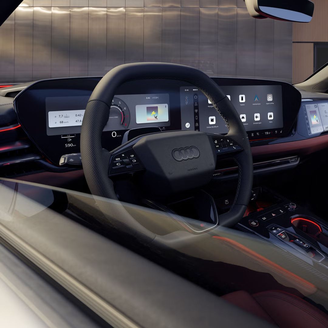 Innenraum und Cockpit des S5 Avant aus der Perspektive des Fahrerfensters. Der Innenraum leuchtet in rotem Ambiente Licht. 