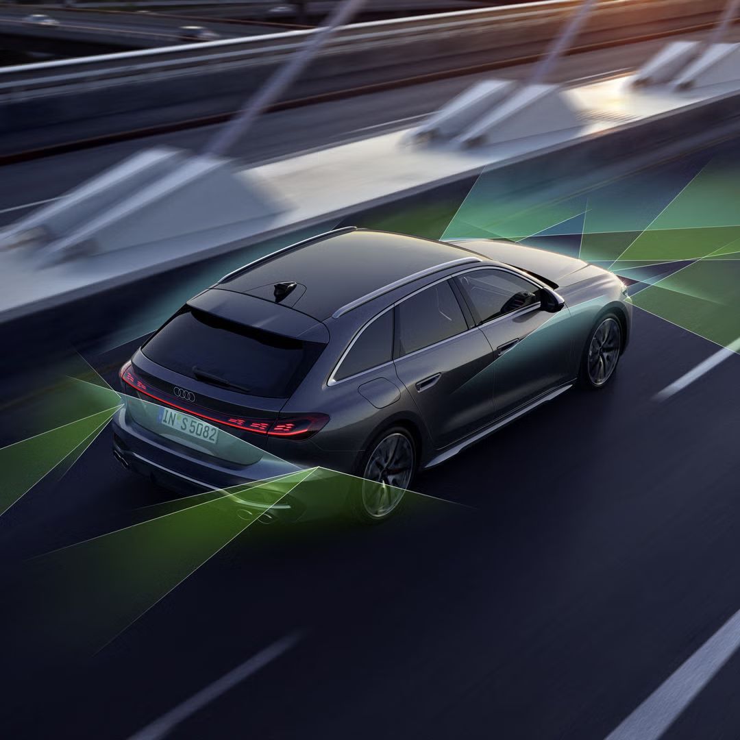 Der S5 Avant von schräg oben. Vom Heck und der Front aus unterteilen grüne und blaue Vektoren die Flächen hinter und vor dem Fahrzeug. 