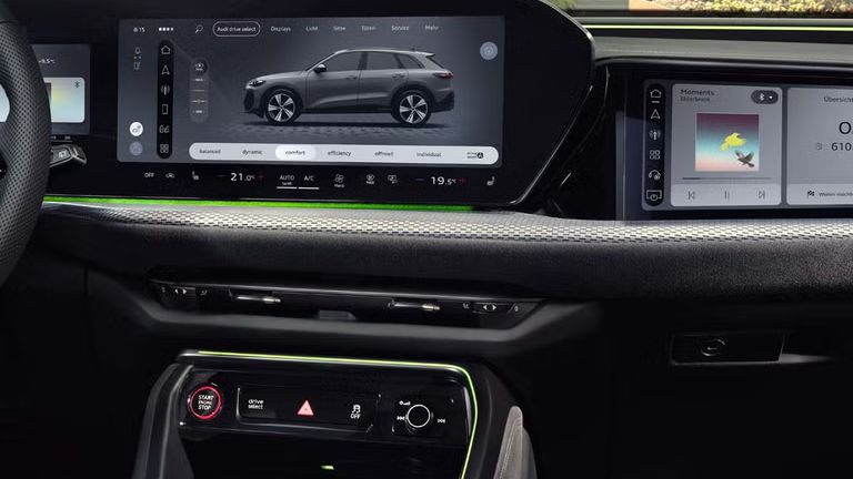 Blick von der Rückbank in das Cockpit des Q5 SUV. Im Fokus steht das Panoramadisplay mit dem Audi Virtual Cockpit und dem MMI Display.	