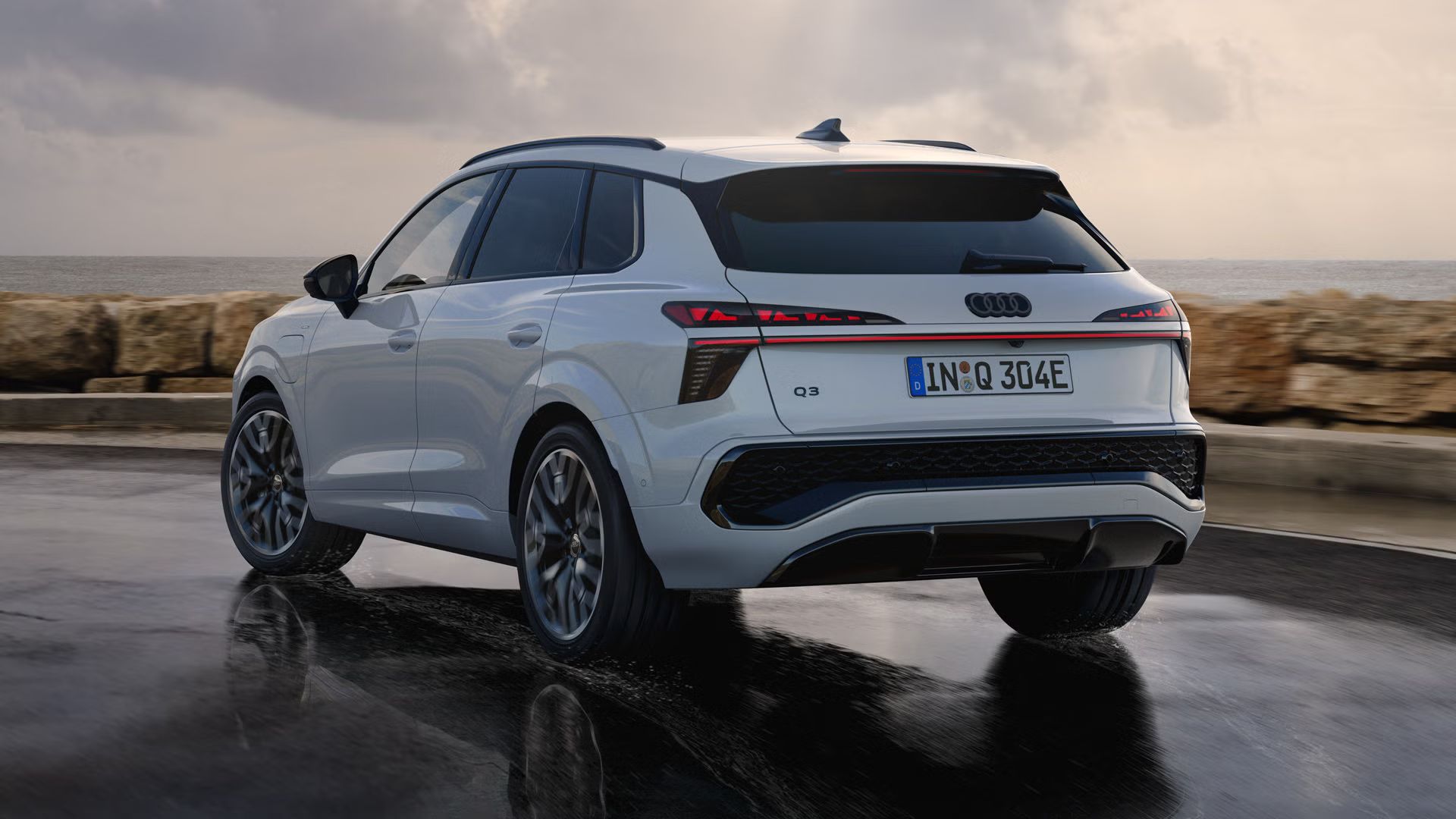 Heckansicht eines weißen Audi Q3 SUV e-hybrid 