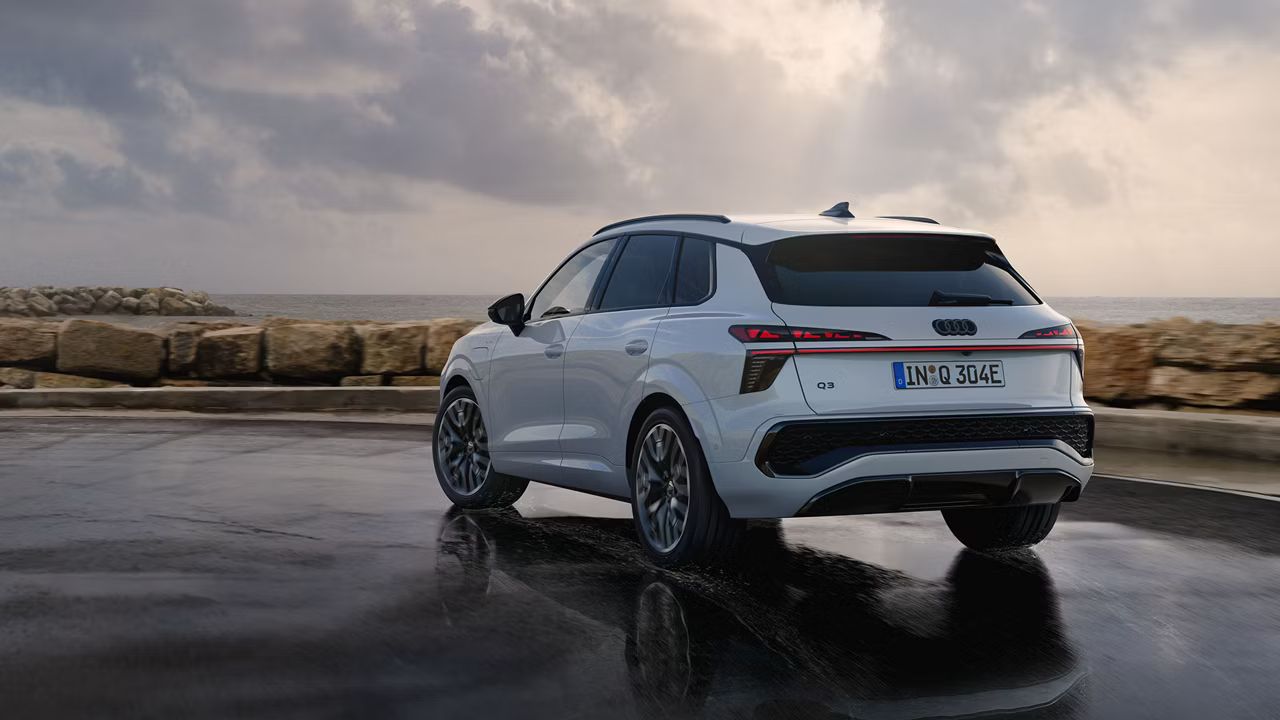 Heckansicht eines weißen Audi Q3 SUV e-hybrid 