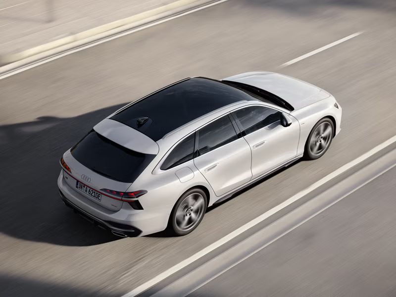 Dynamische Heckansicht eines Audi A6 Avant e-hybrid von oben