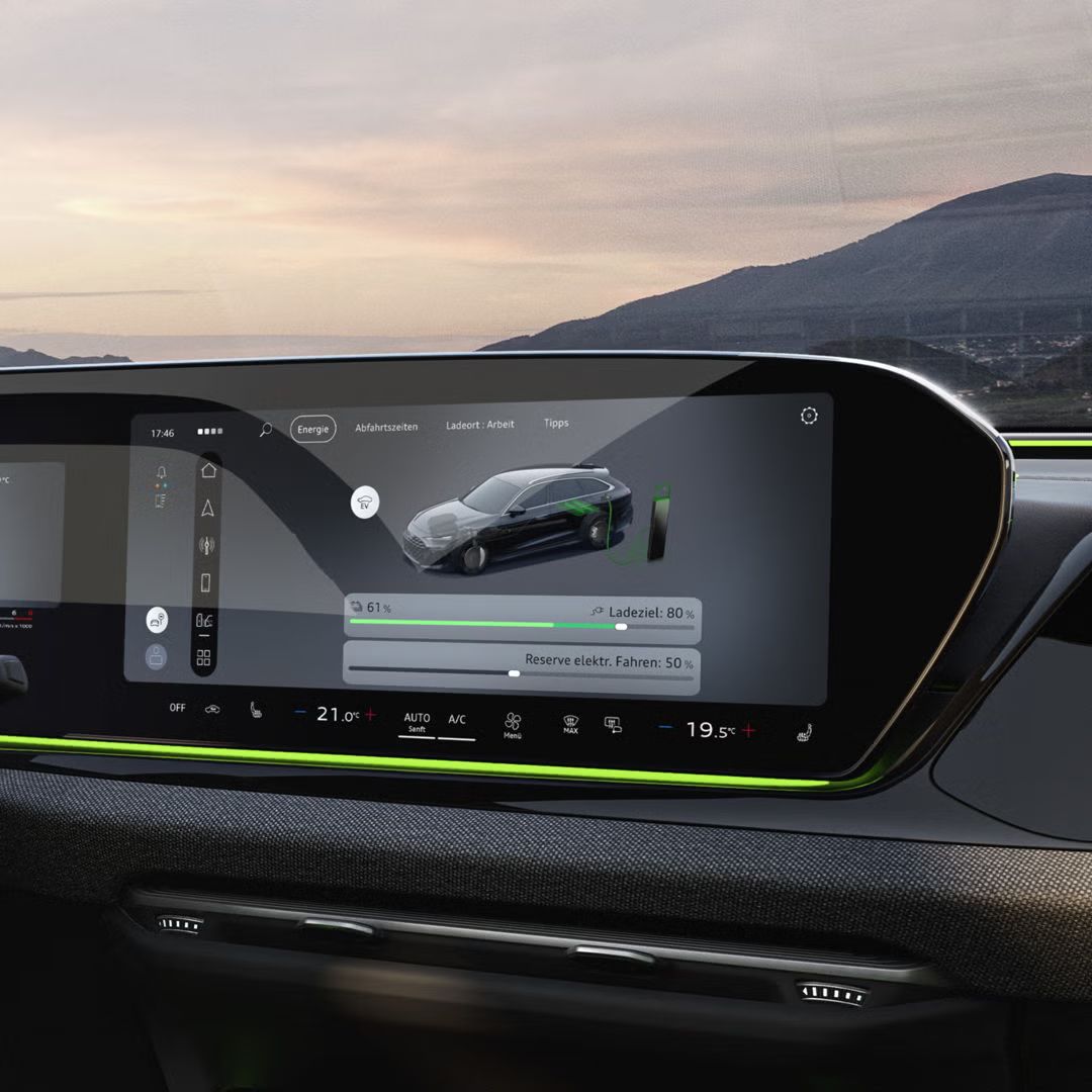 Nahaufnahme des MMI-Displays im A6 Avant e-hybrid. Auf diesem wird der aktuelle Ladezustand sowie ein Slider zur Regelung der Reserve angezeigt.