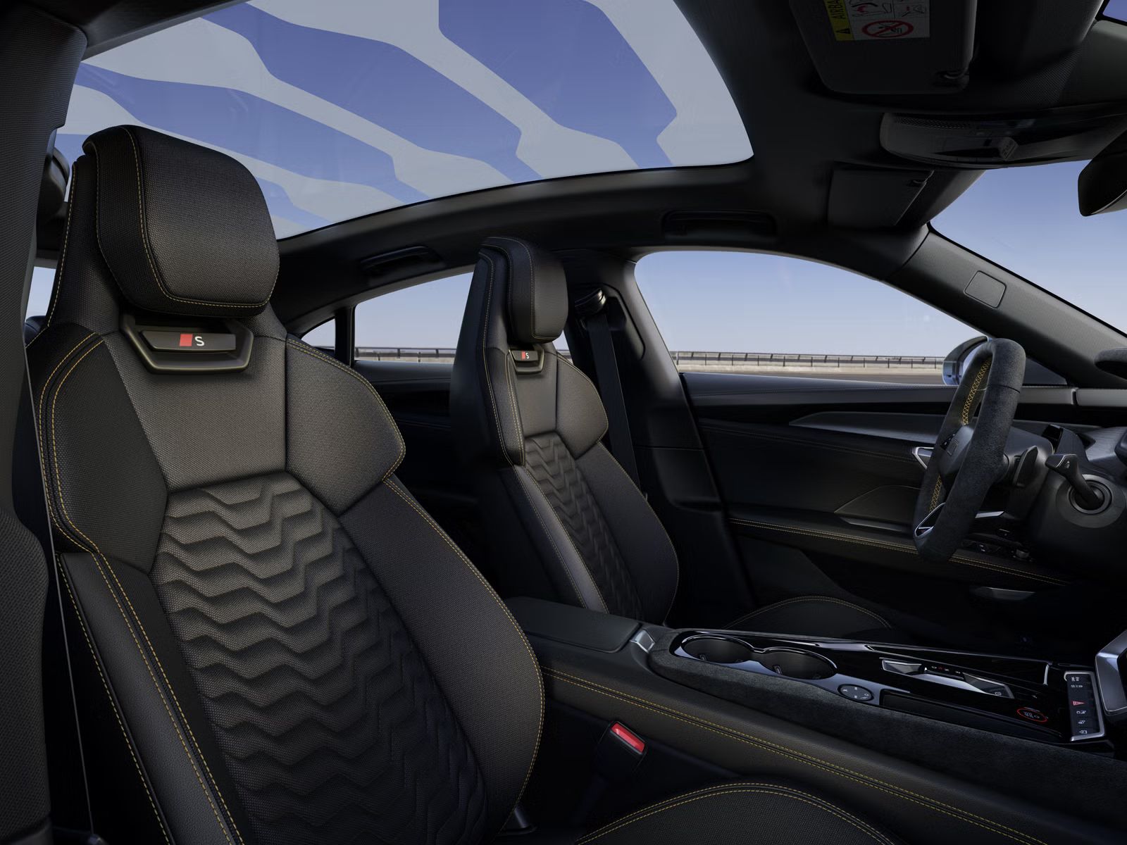 Blick von der Beifahrerseite auf die Sportsitze, das Panorama-Glasdach und das Cockpit des S e-tron GT. 