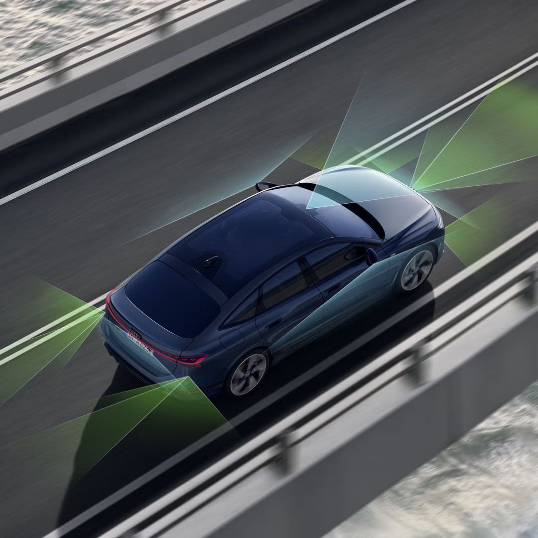 Der A6 Sportback e-tron von schräg oben. Vom Heck und der Front aus unterteilen grüne und blaue Vektoren die Flächen hinter und vor dem Fahrzeug. 