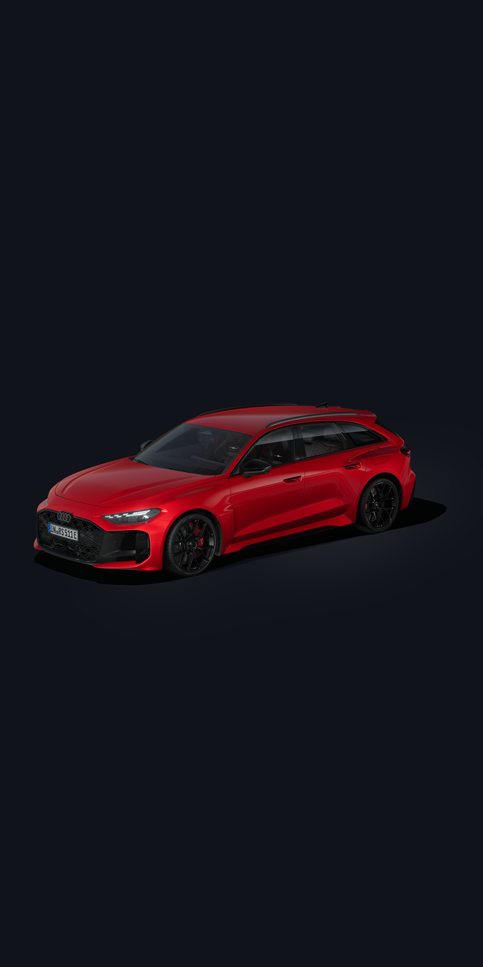 Der RS 5 Avant im Schrägprofil von vorne auf dunklem Hintergrund.	